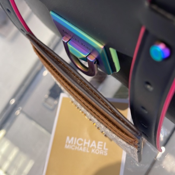 MICHAEL KORS
Leather Large Card Holder Case Wallet 
Vanilla MK Signature 
NWT - Picture 4 of 16